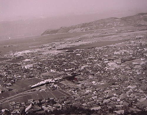 角山からの眺望（中央は旧坂出中学校）　1956年