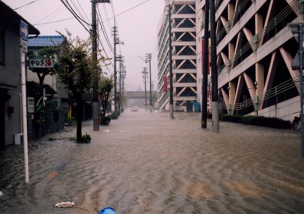 平成１６年台風２３号による内水氾濫（京町）