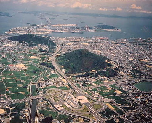 川津上空から市街地瀬戸大橋を望む　1992年