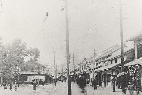 東通町筋（旧四国銀行から西の風景）　1910年