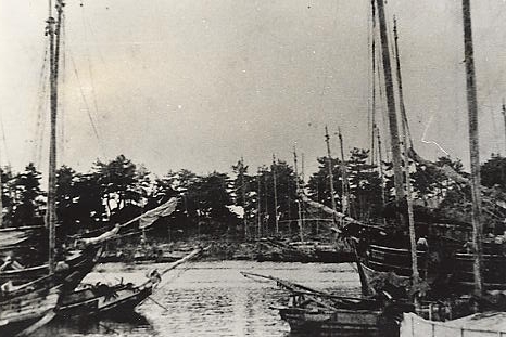 沖湛甫（船溜りの石炭船停泊）　1910年頃