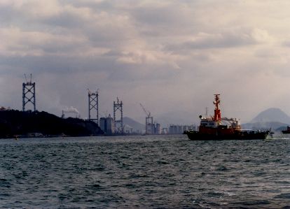 備讃瀬戸にそびえる主塔　1985年