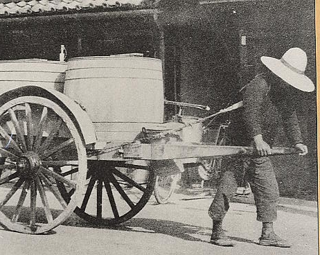 水売り風景（富士見町通り）　1930年頃