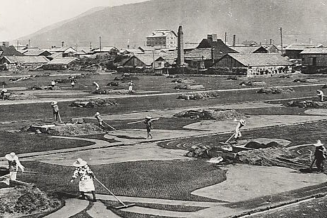 塩田風景（西大浜から製粉工場）　1930年頃