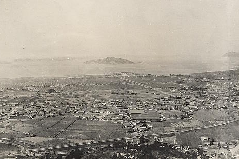 市街展望（中央が西部小学校） 1933年