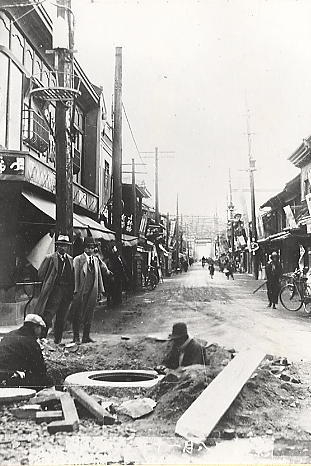 東通町，田町十字路から東方 1934年