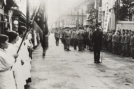 旧市役所前（橿原神宮へ献米使節出発風景）　1940年