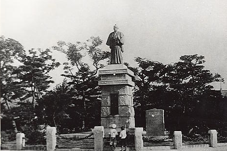 久米栄左衛門銅像　1946年
