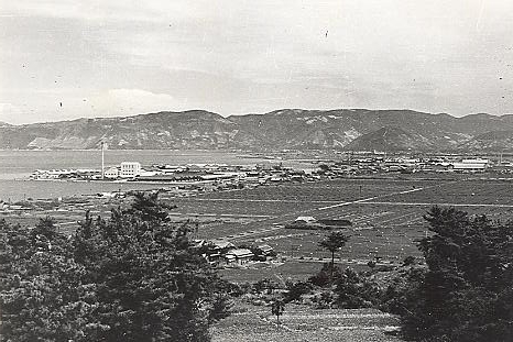 聖通寺から見た港頭地帯（左，西築港の坂出塩業）　1950年