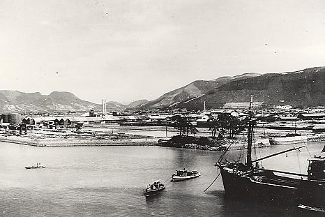 中央埠頭（右煙突は豊年製油Ｋｋ）　1950年