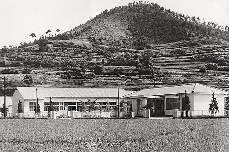 長生園（背後は角山）　1953年