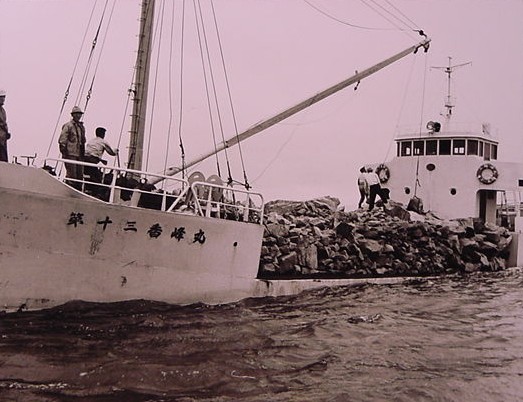 番の州埋め立て　捨石作業　1964年