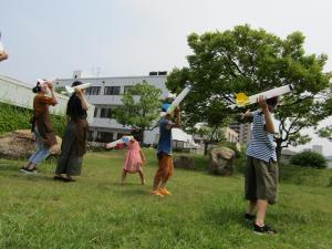 夏休み　かみしばいの会　外で飛ばす