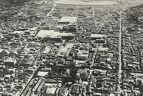 上空から見た市街の一部　1968年