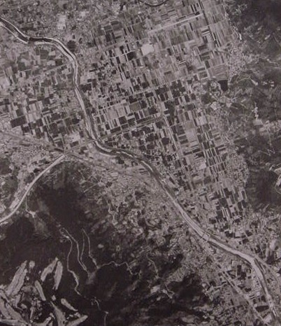 西庄町・加茂町　中央は綾川と国道　1988年