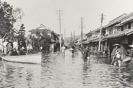 大洪水の東通町筋（旧四国銀行から西方）　1912年
