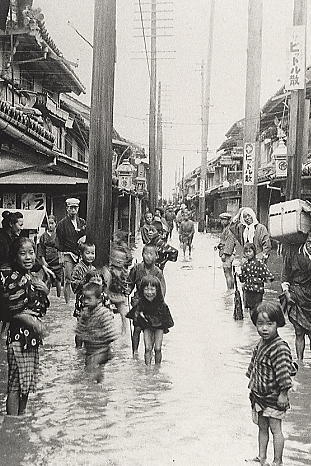 大洪水の通り（港町信用金庫前）　1912年