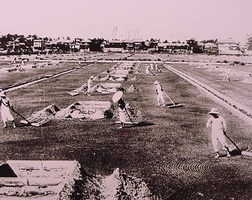 塩田作業風景（入浜式，持鍬作業，西大浜）　1921年