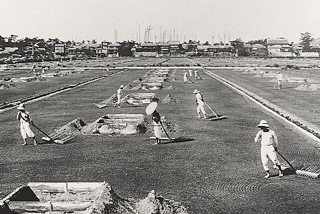 塩田作業風景　1921年頃