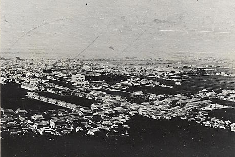 角山より市街展望角山より市街展望（中央やや左，鎌田共済会郷土資料館）　1922年