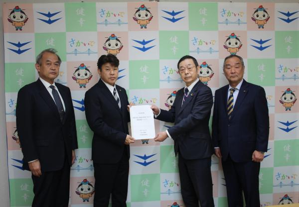 市民建設委員会　政策提言書提出時写真