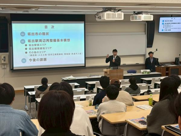 R7.11.20 香川大学経済学部 ゲスト講義「坂出市が進めるまちづくり」.jpg