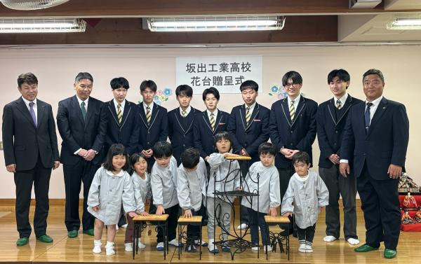 R8.2.27 坂出工業高校 花台贈呈式.jpg