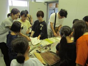 ケーキ箱のお部屋づくり　資材選びの様子