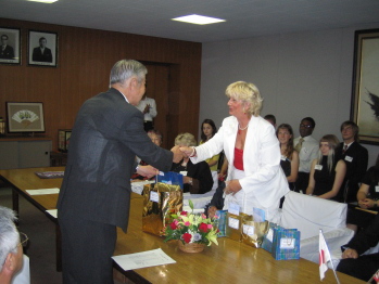 表敬訪問で松浦市長と握手をするスーザン・ロー委員長の写真