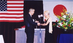 15周年記念での松浦市長とエイミーベルサー市長の写真