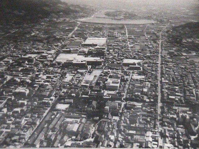 市街地上空から鎌田池遠望を撮った写真