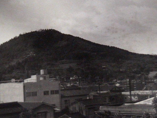 図書館より角山を見た風景写真