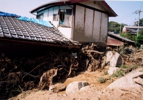 土石流により破壊された家屋