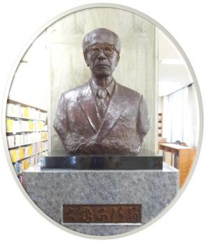 大橋正行氏の胸像です。